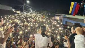 María Corina Machado denuncia presencia de motorizados adeptos al chavismo. Esto luego de la tensión retórica entre Maduro y Milei. Foto Clarin 