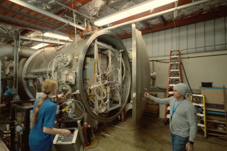 a NASA probó con éxito un propulsor electromagnético de litio que alcanzó 120 kilovatios en el JPL. La tecnología podría impulsar misiones tripuladas a Marte.