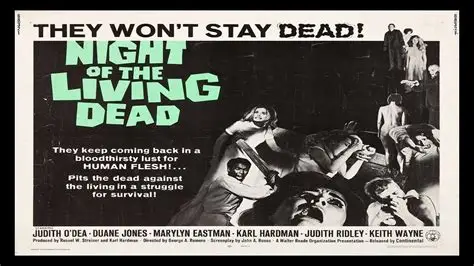 Este cartel promocional muestra la película de terror Night of the Living Dead de 1968, con una ilustración en blanco y negro de personajes en apuros y un texto en verde que anuncia la llegada de los muertos vivientes. Dirigida por George A. Romero, la cinta se convirtió en un referente del género zombie y influyó en la historia del cine de terror.