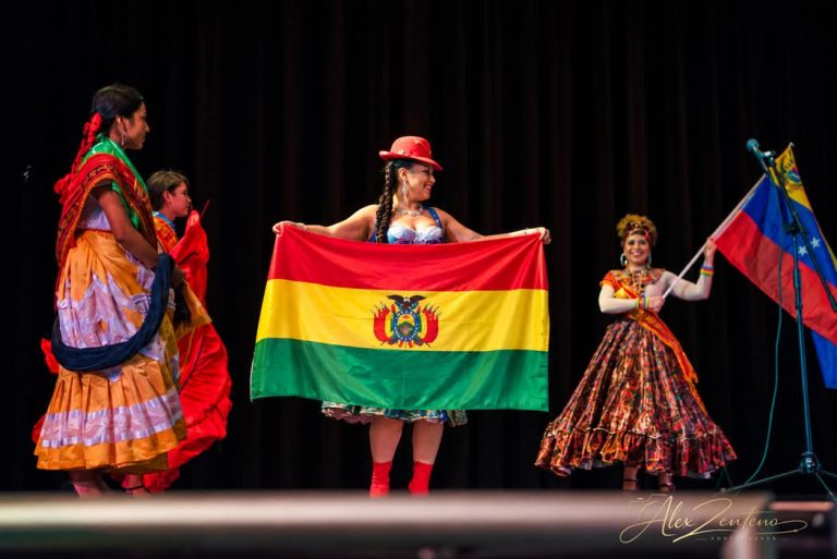 Una cholita boliviana suelta en el DMV